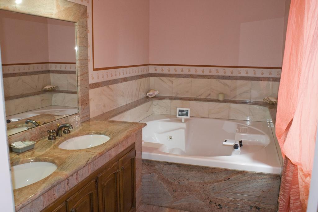 Torre Dei Frati Bed & Breakfast Fossano Habitación foto